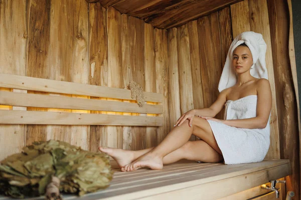 Aantrekkelijke Vrouw Zittend Sauna — Stockfoto