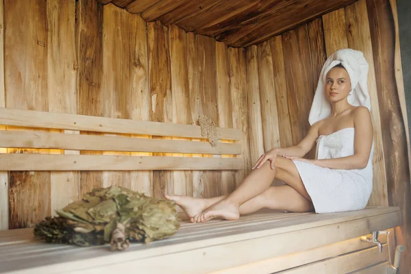 在温泉胜地的木制桑拿放松的女人 — 图库照片