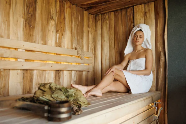 Vrouw Genieten Ontspannen Een Hete Sauna — Stockfoto