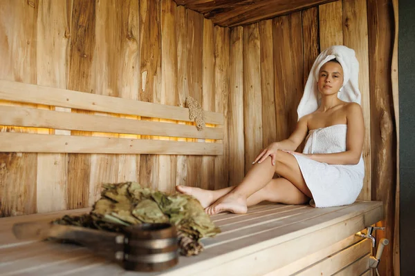 Vrouw Gewikkeld Witte Handdoeken Sauna — Stockfoto