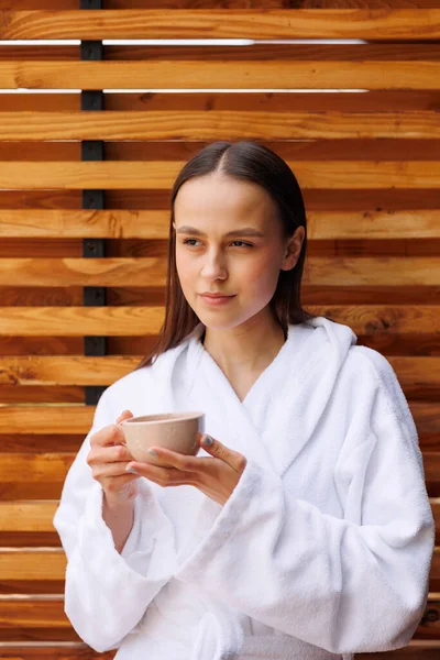 Mattinata Perfetta Una Donna Hotel Termale Con Una Tazza — Foto Stock