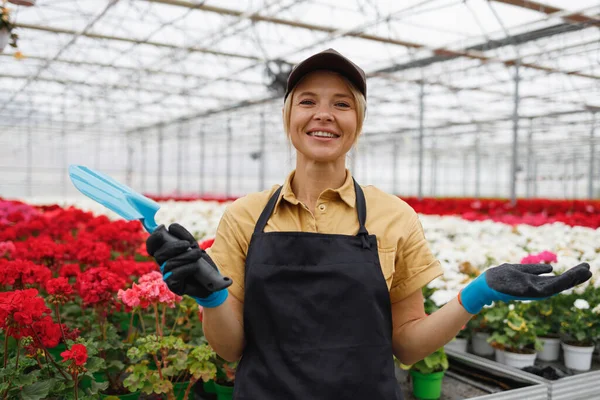 Joyful Female Worker Flower Greenhouse Hand Trowel Her Hands — Stockfoto