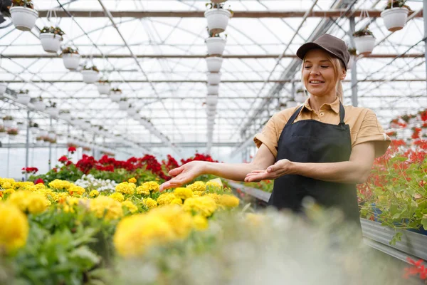 Friendly Female Florist Greenhouse — Stockfoto