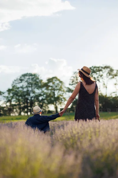 Mutter Und Sohn Mit Hüten Auf Einem Spaziergang Einem Lavendelfeld — Stockfoto