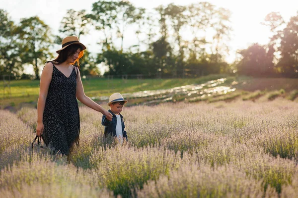 Nette Mutter Und Ihr Kleiner Sohn Spazieren Bei Sonnenuntergang Lavendelfeld — Stockfoto