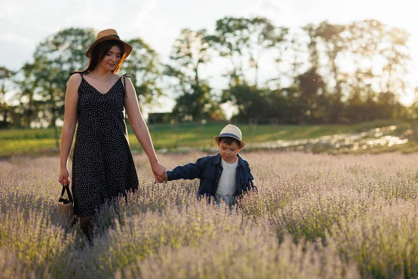 Schöne Frau Kleid Und Ihr Süßer Sohn Gehen Händchen Haltend — Stockfoto