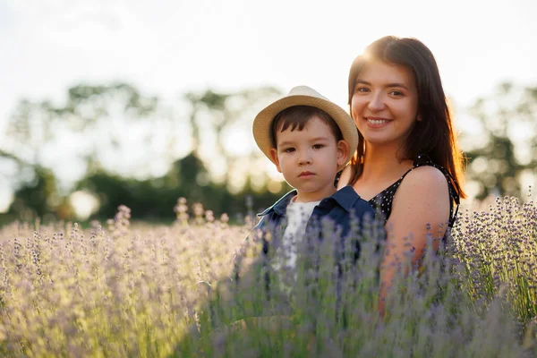 Mutter Und Sohn Bei Sonnenuntergang Einem Lavendelfeld — Stockfoto