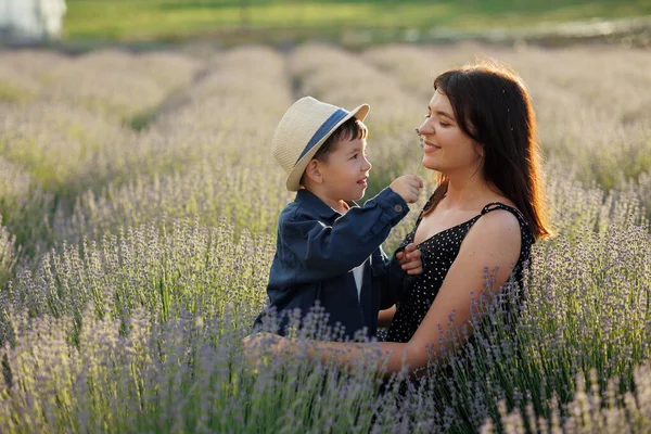 Mutter Und Sohn Amüsieren Sich Bei Sonnenuntergang Lavendelfeld — Stockfoto