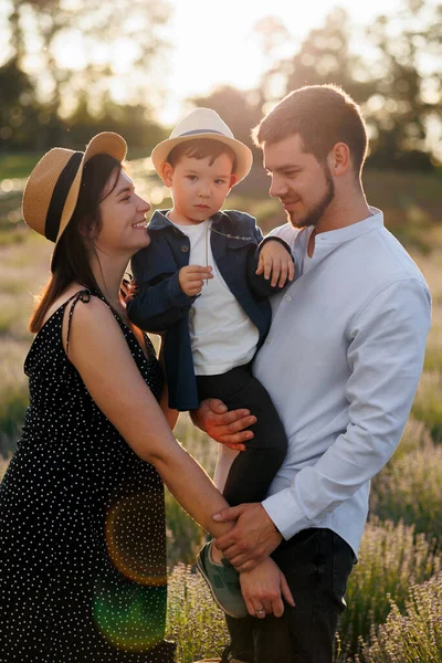 Glückliche Familie Einem Lavendelfeld — Stockfoto