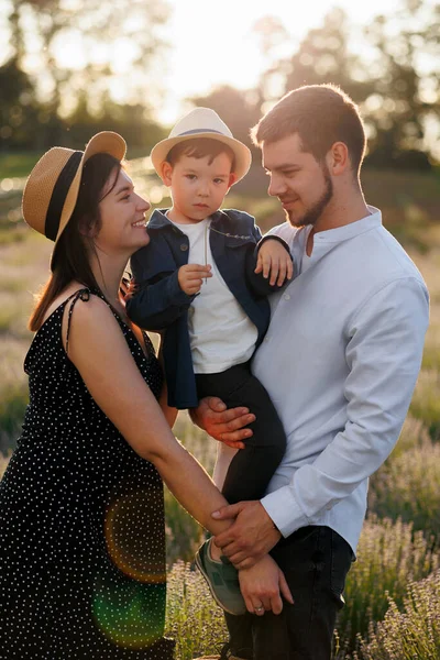 Lavanta tarlasında mutlu bir aile