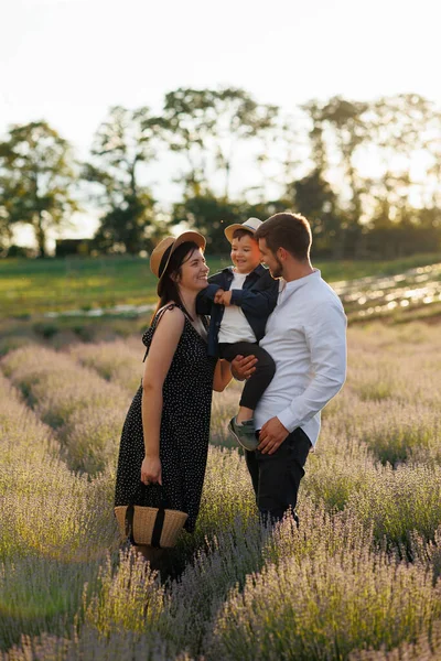 Junge Familie Mit Sohn Beim Spaziergang Lavendelfeld Bei Sonnenuntergang — Stockfoto