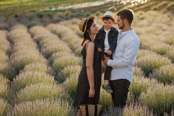 Schöne Familie Mit Sohn Arm Einem Lavendelfeld — Stockfoto