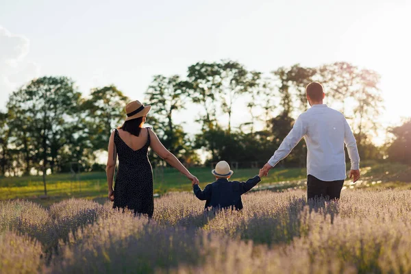 Schöne Familie Verbringt Zeit Zusammen Einem Lavendelfeld — Stockfoto