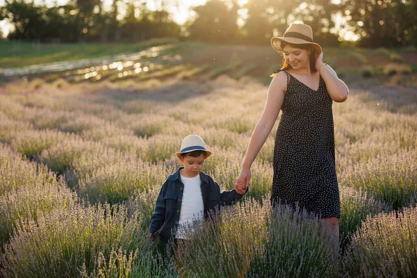 Woman Spends Day Her Little Son Walking Lavender Field — Φωτογραφία Αρχείου