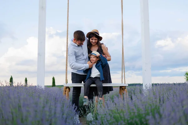 Familie Mit Kind Auf Einer Schaukel Lavendelfeld — Stockfoto