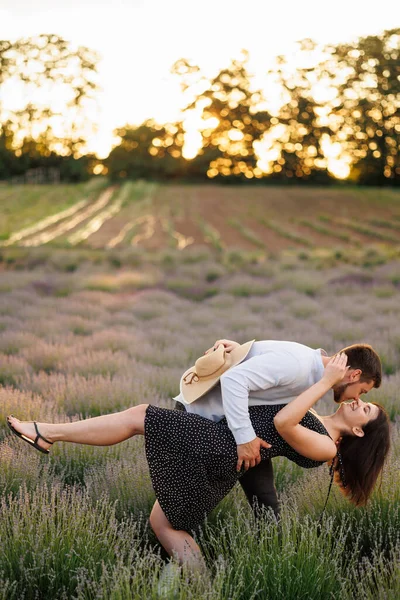 Romantisches Paar Küsst Sich Lavendelfeld — Stockfoto