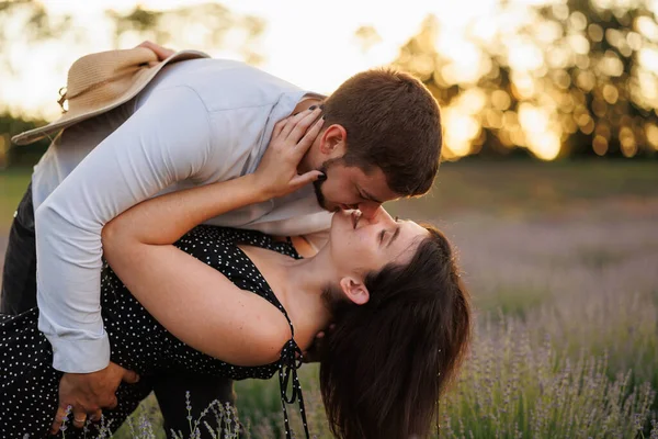 Man Woman Kissing Lavender Field — Stockfoto