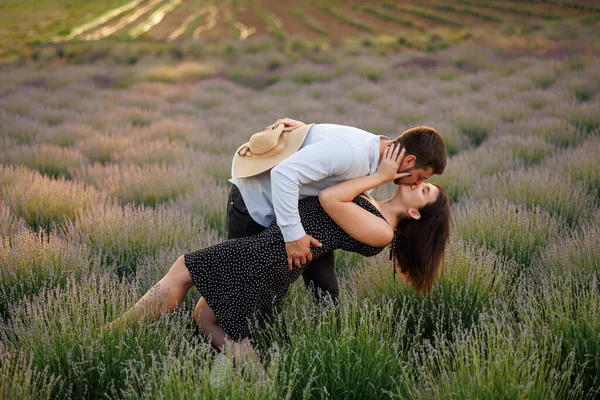 Romantische Eheleute Küssen Sich Leidenschaftlich Einem Lavendelfeld — Stockfoto