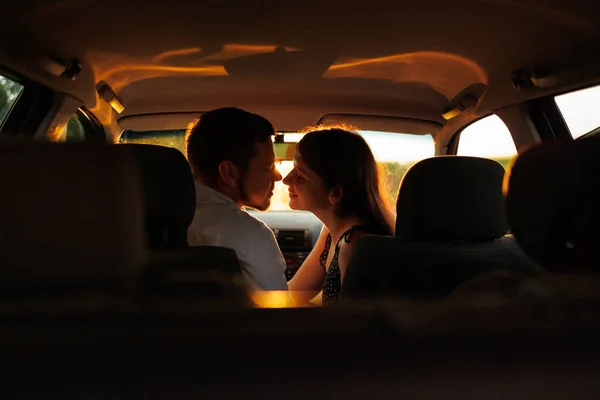 Verliebtes Paar Küsst Sich Bei Sonnenuntergang Auto — Stockfoto