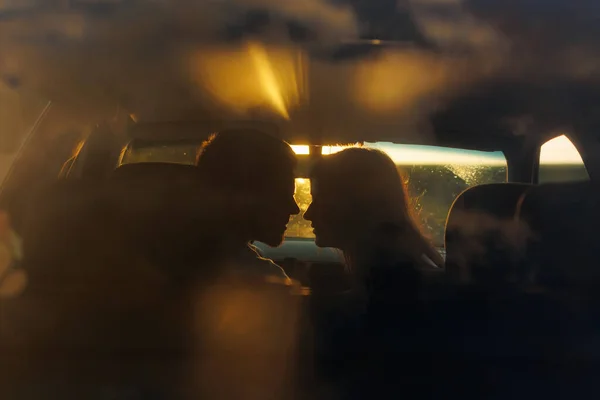 Silhouette Young Couple Sunset Light Kissing Car — Stockfoto