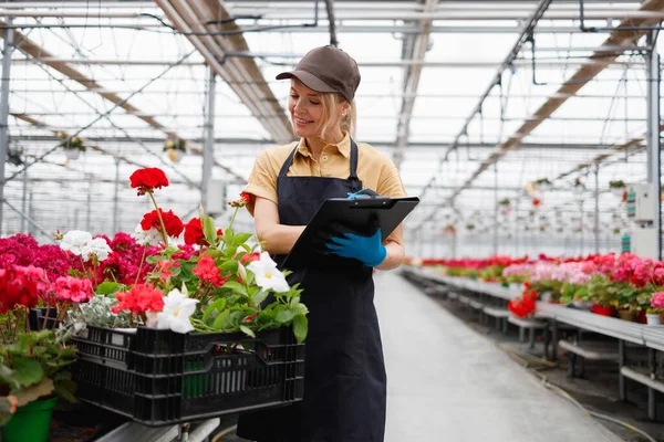 Female Florist Clipboard Keeps Track Produce Greenhouse — Stockfoto