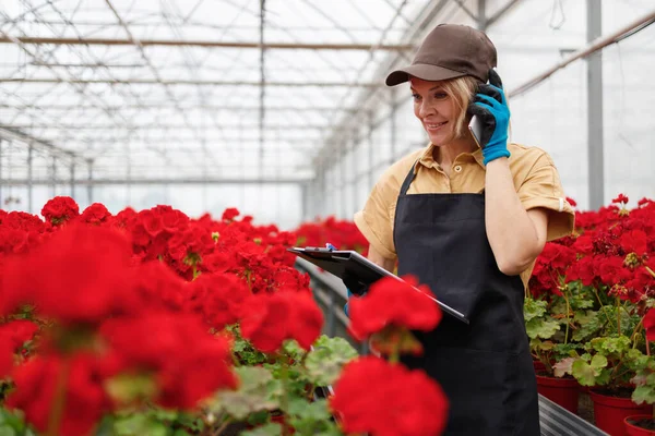 Portrait Gardener Woman Flowers Greenhouse Clipboard Talking Phone — Stockfoto