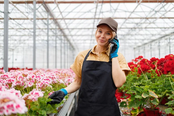 Female Flower Greenhouse Worker Talking Phone — Stockfoto