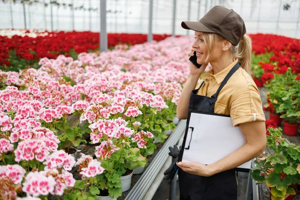 Flowers Greenhouse Worker Clipboard Talking Phone — Stock Fotó