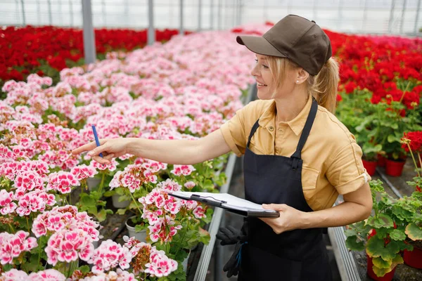 Woman Clipboard Inspecting Counting Plants Flower Greenhouse — Stock Fotó