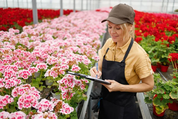 Pretty Woman Worker Flower Greenhouse Making Notes Clipboard — Stock Fotó