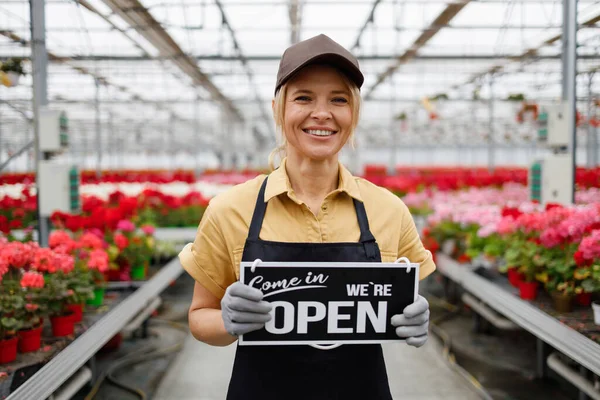 Pretty Woman Owner Flower Greenhouse Sign Come Open — Foto de Stock