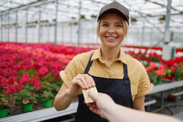Portrait Friendly Woman Seller Greenhouse Flowers Taking Payment Card Customer — Foto de Stock