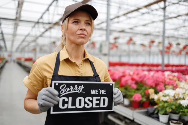 Pretty Middle Aged Woman Gardener Uniform Holding Sign Closed Greenhouse — Stok fotoğraf