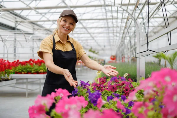 Friendly Cheerful Woman Flower Greenhouse — Stockfoto