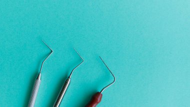 Mavi arka plan üzerinde tıbbi diş araçları