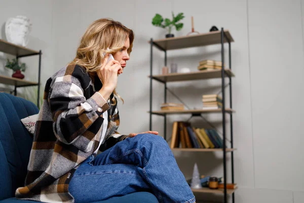 Evde Kanepede Otururken Telefonda Konuşan Olgun Düşünceli Bir Kadın — Stok fotoğraf