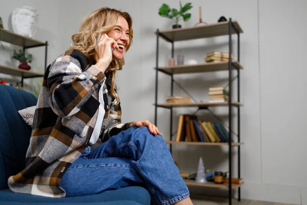 Güzel Beyaz Olgun Bir Kadın Evde Cep Telefonuyla Konuşuyor — Stok fotoğraf