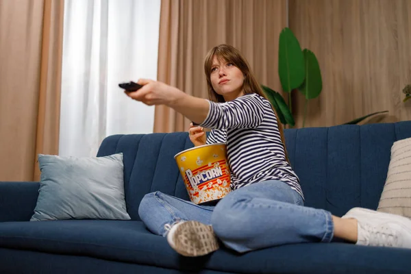 Mujer Bastante Caucásica Sentada Sofá Comiendo Palomitas Maíz Cambiando Canal —  Fotos de Stock