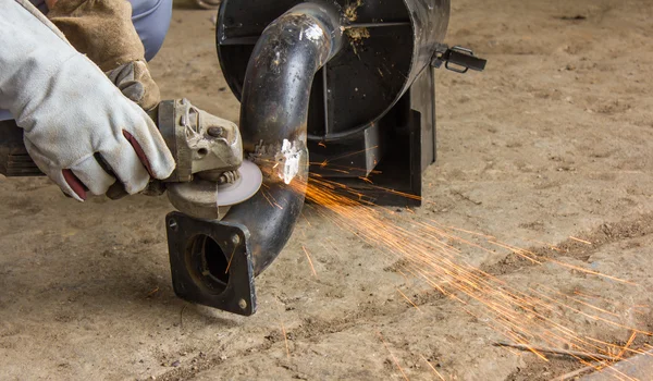 Metal industry worker grinding — Stock Photo, Image