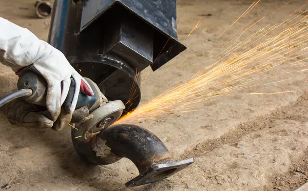 Trabalhador da indústria metalúrgica moagem — Fotografia de Stock