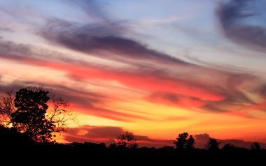Gün batımında gökyüzü