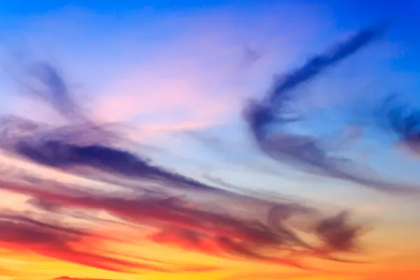 Gün batımında gökyüzü