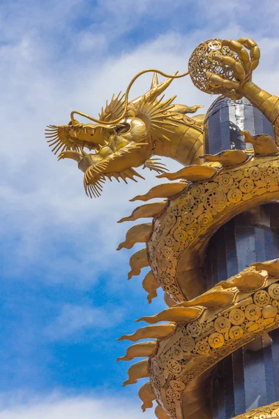 Motosiklet parçaları yapılmış ejderha