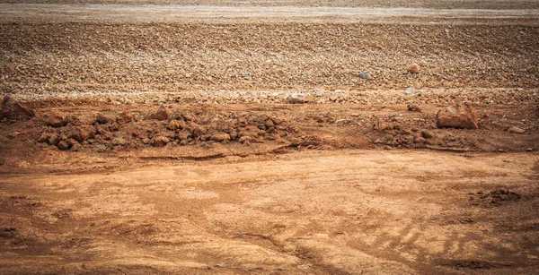 O solo foi escavado para a estrada — Fotografia de Stock