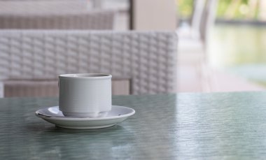 Beyaz fincan kahve masada