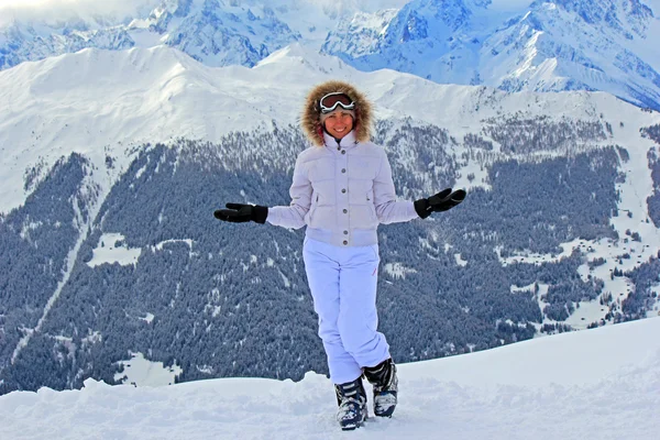 Meisje op de sneeuw in de bergen — Stockfoto