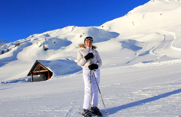 Meisje alpine skiën — Stockfoto