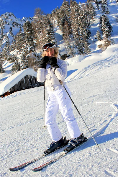 Jente Alpint på ski – stockfoto
