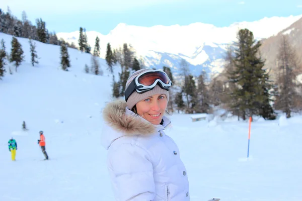 Meisje op de sneeuw in de bergen — Stockfoto