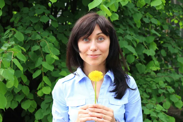 Girl with dandelion — Stock Photo, Image